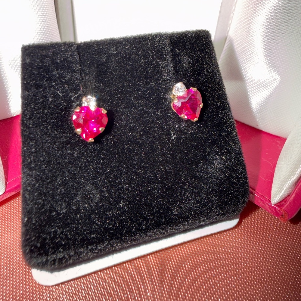 ๐ 10K Gold, Ruby and Diamonds Heart Stud Earrings - Picture 5 of 6